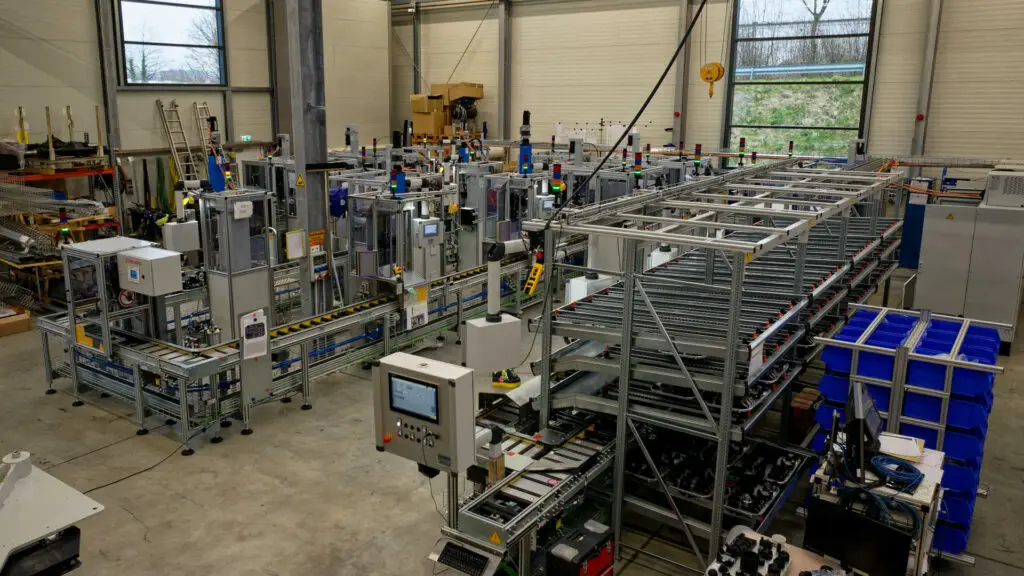 Schrägansicht von oben der Montagelinie für E-Bike-Antriebe von Ralf Lang Maschinenbau GmbH mit verketteten Stationen
