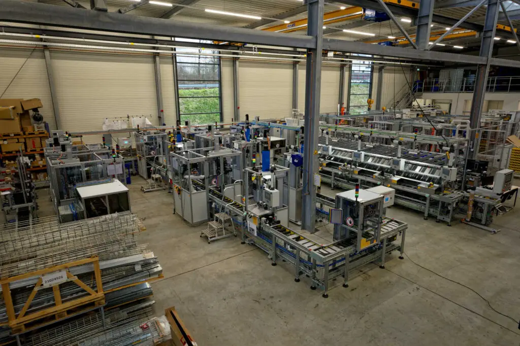 Außenansicht der Montageautomation für E-Bike-Antriebe von Ralf Lang Maschinenbau GmbH aus schräger Perspektive von oben.