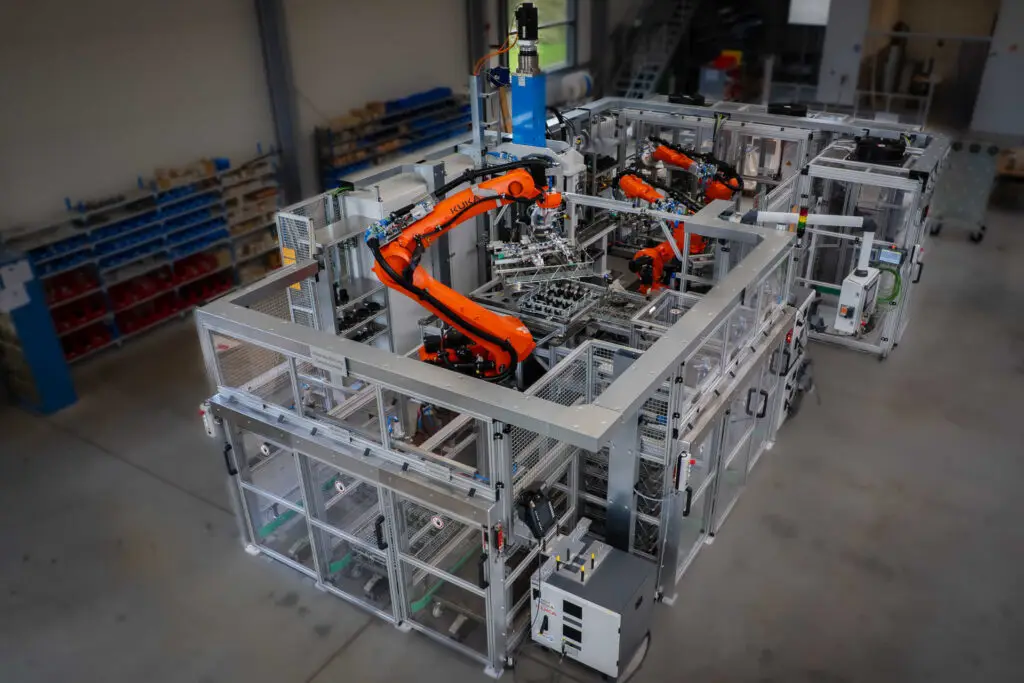 Schräg aufgenommene Außenansicht der Montageautomation für Zwischenwellen von Ralf Lang Maschinenbau GmbH