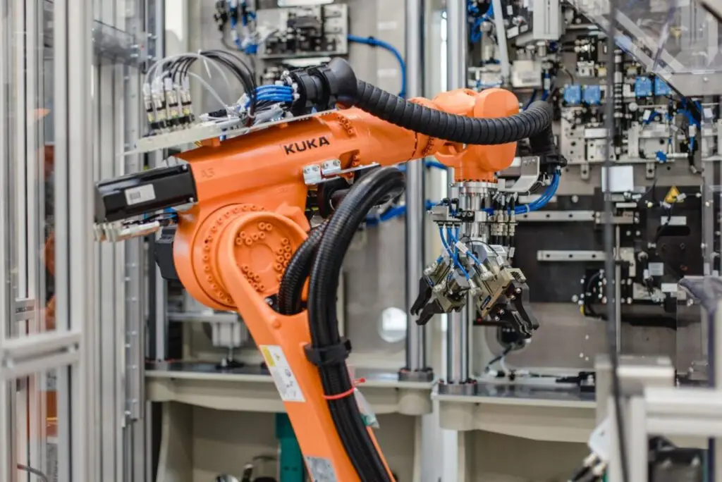 Innenansicht der automatisierten Montageanlage für Antriebswellen von Ralf Lang Maschinenbau GmbH mit Zuführung, Handling und integrierten Fügeprozessen