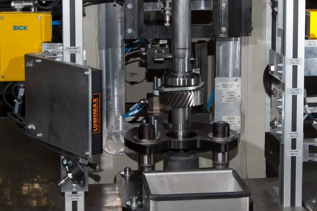 Detailaufnahme der Fügestation für die automatisierte Seitenwellenmontage von Ralf Lang Maschinenbau GmbH.