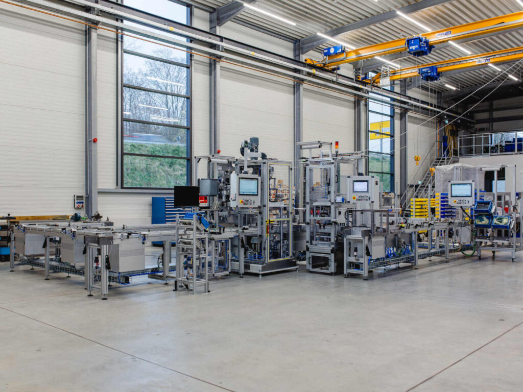 Gesamtansicht der kundenspezifischen Differential-Montagelinie von Ralf Lang Maschinenbau GmbH mit vier verketteten Stationen
