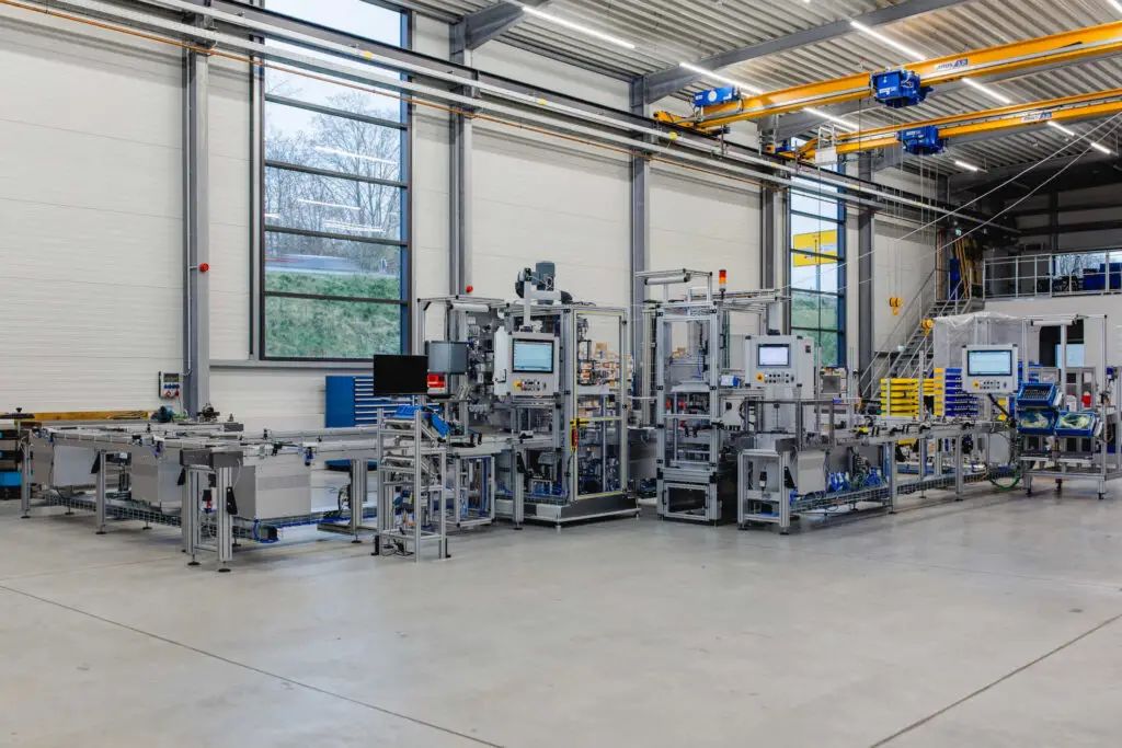 Gesamtansicht der kundenspezifischen Differential-Montagelinie von Ralf Lang Maschinenbau GmbH mit vier verketteten Stationen