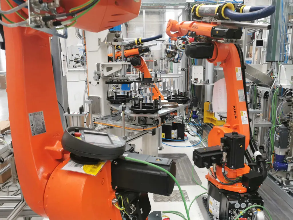 Innenansicht einer Sondermaschine zur automatisierten Kupplungspaketmontage von Ralf Lang Maschinenbau GmbH