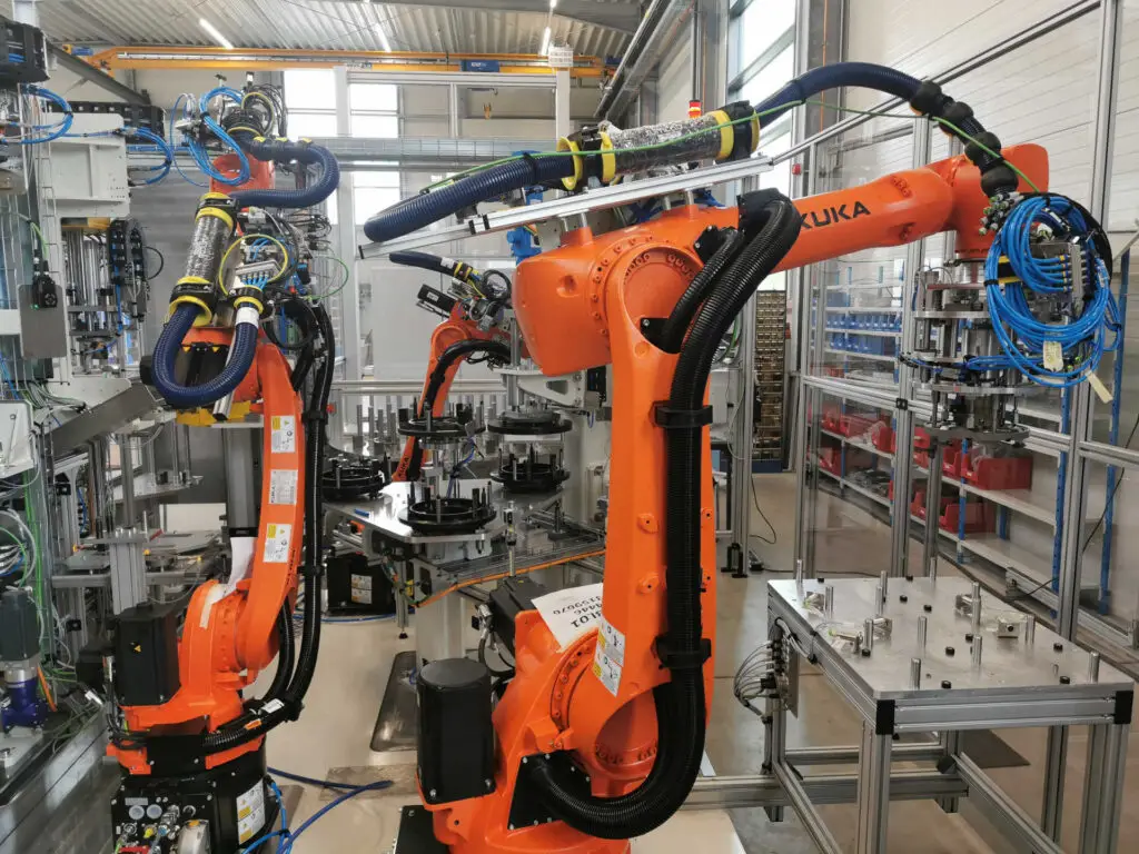 Detailansicht der Anlagenmechanik zur Handhabung und Ausrichtung von Kupplungslamellen bei Ralf Lang Maschinenbau GmbH