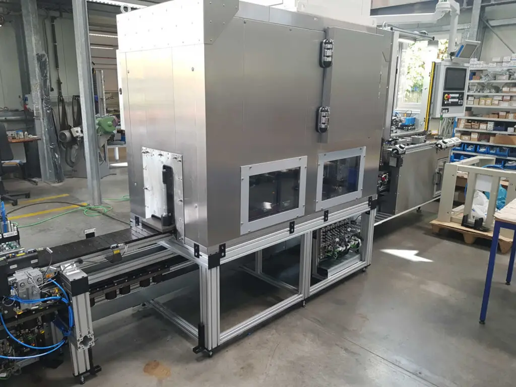Außenansicht einer Sondermaschine zur automatisierten Lenkspindelmontage von Ralf Lang Maschinenbau GmbH
