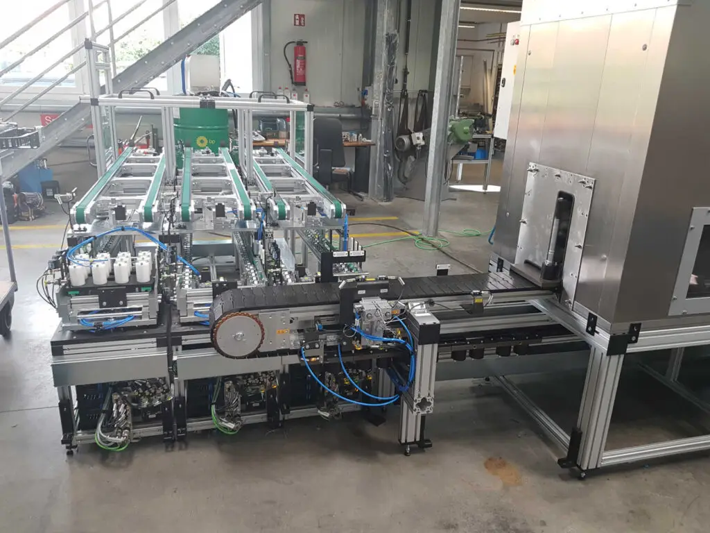 Außenansicht der Montageanlage für Lenkspindeln mit integrierter Zuführ- und Prüftechnik von Ralf Lang Maschinenbau GmbH