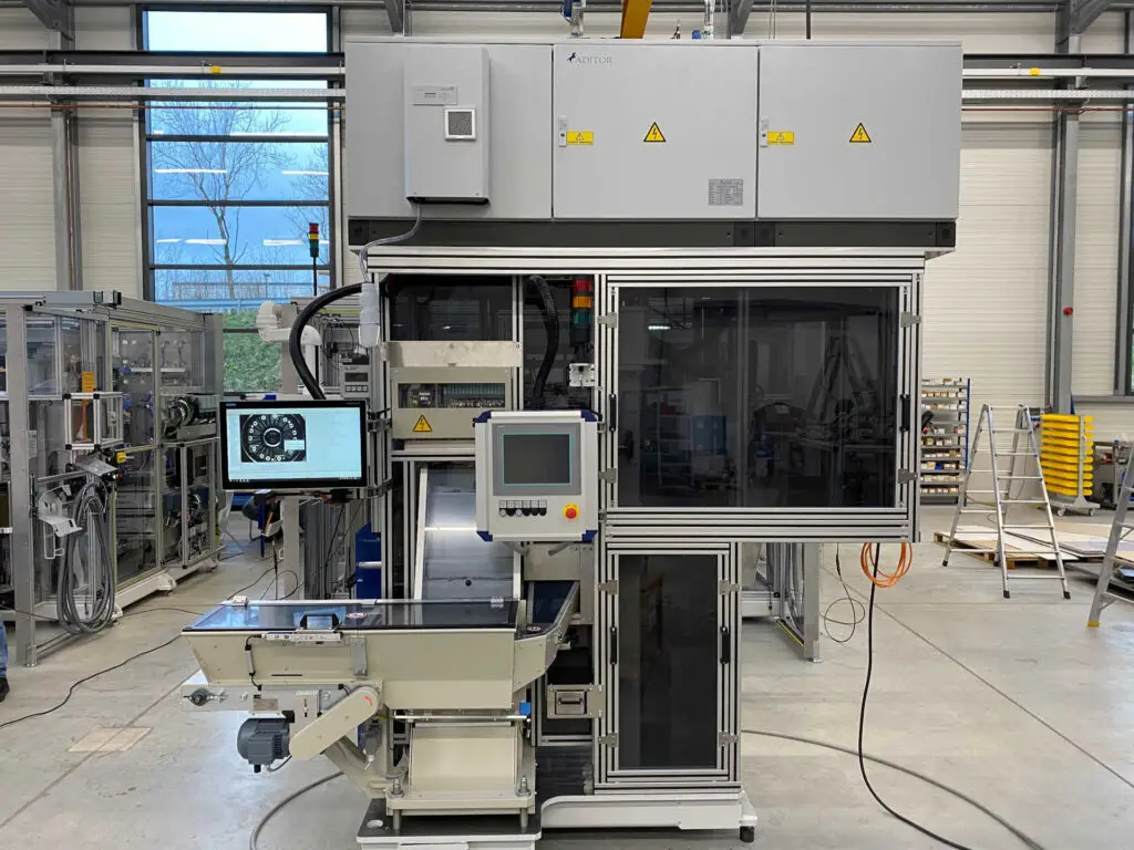 Außenansicht der kundenspezifischen Montageanlage von Ralf Lang Maschinenbau GmbH für die automatisierte Bestückung von Getriebe- und Mechatronikbaugruppen.