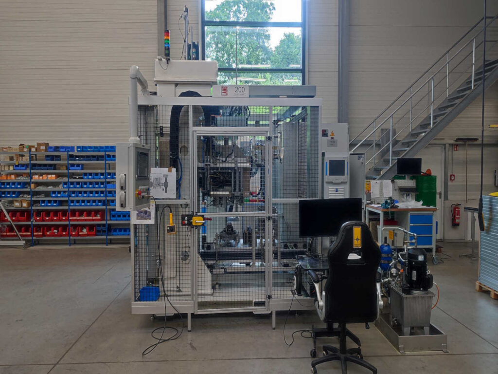 Außenansicht der Automatisierungslösung von Ralf Lang Maschinenbau GmbH für Getriebe- und Antriebsbaugruppen mit integrierten Handhabungs- und Prüfprozessen.