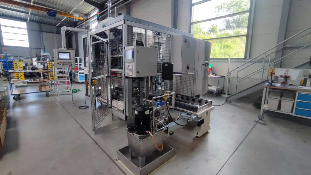 Weitere Außenansicht der kundenspezifischen Montageautomation von Ralf Lang Maschinenbau GmbH für Werkstückträgerhandling und prozessintegrierte Abläufe in der Getriebe- und Antriebsmontage.