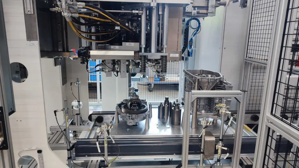 Innenansicht der Automatisierungslösung von Ralf Lang Maschinenbau GmbH mit Scheibenhandling, Bauteilhandling und prozessintegrierten Prüfabläufen für Getriebe- und Antriebsbaugruppen.