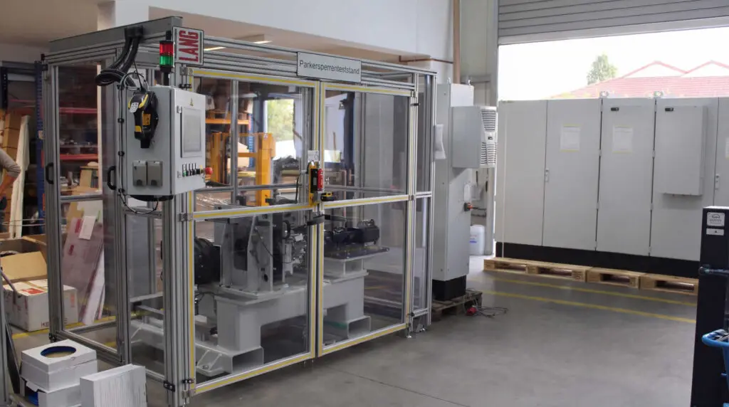 Außenansicht eines kundenspezifischen Parksperrenteststands von Ralf Lang Maschinenbau GmbH für die Funktionsprüfung von Getrieben