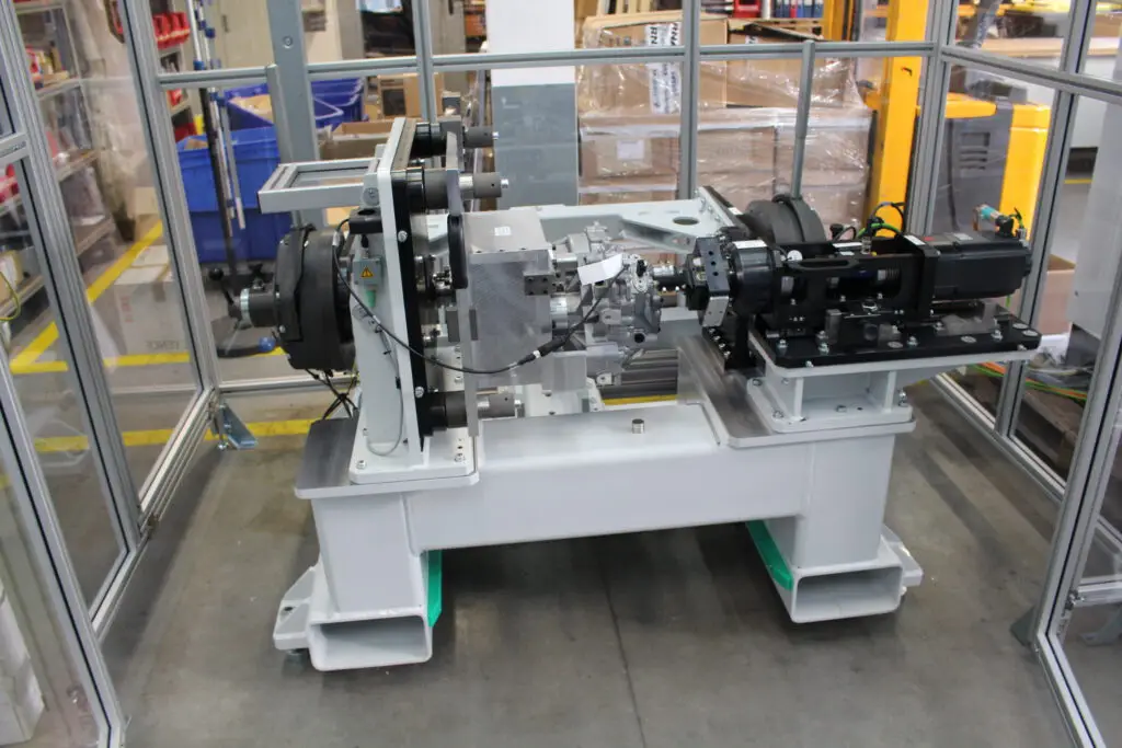 Geöffneter Parksperrenteststand von Ralf Lang Maschinenbau GmbH mit Einblick in Prüfmechanik, Messtechnik und Funktionsbereich der Getriebeprüfung