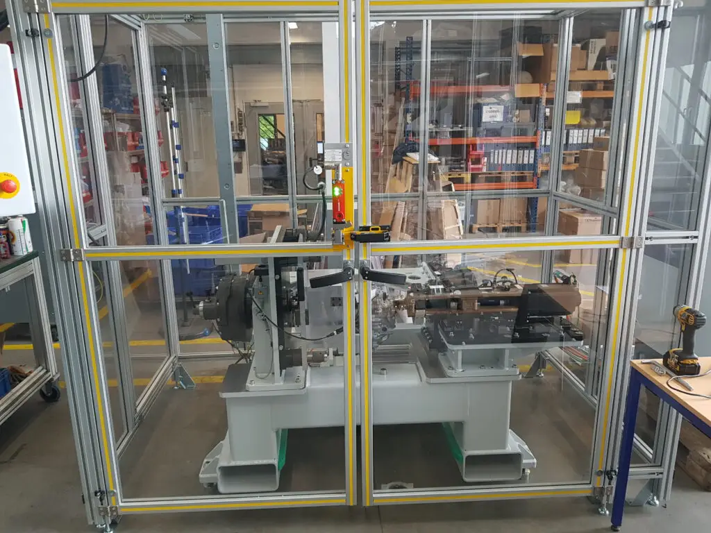 Frontansicht des Parksperrenteststands von Ralf Lang Maschinenbau GmbH zur automatisierten Prüfung von Getrieben und Parksperrenfunktionen