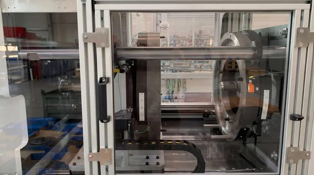 Detailaufnahme der Prüfmechanik einer Sondermaschine zur Prüfung von NKW-Kupplungsscheiben von Ralf Lang Maschinebau GmbH