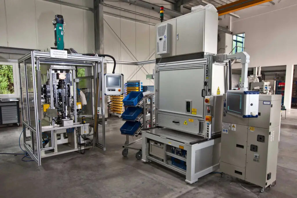 Außenansicht der kundenspezifischen Seitenwellen-Montageanlage von Ralf Lang Maschinenbau GmbH für automatisiertes Fügen und Prozessüberwachung.