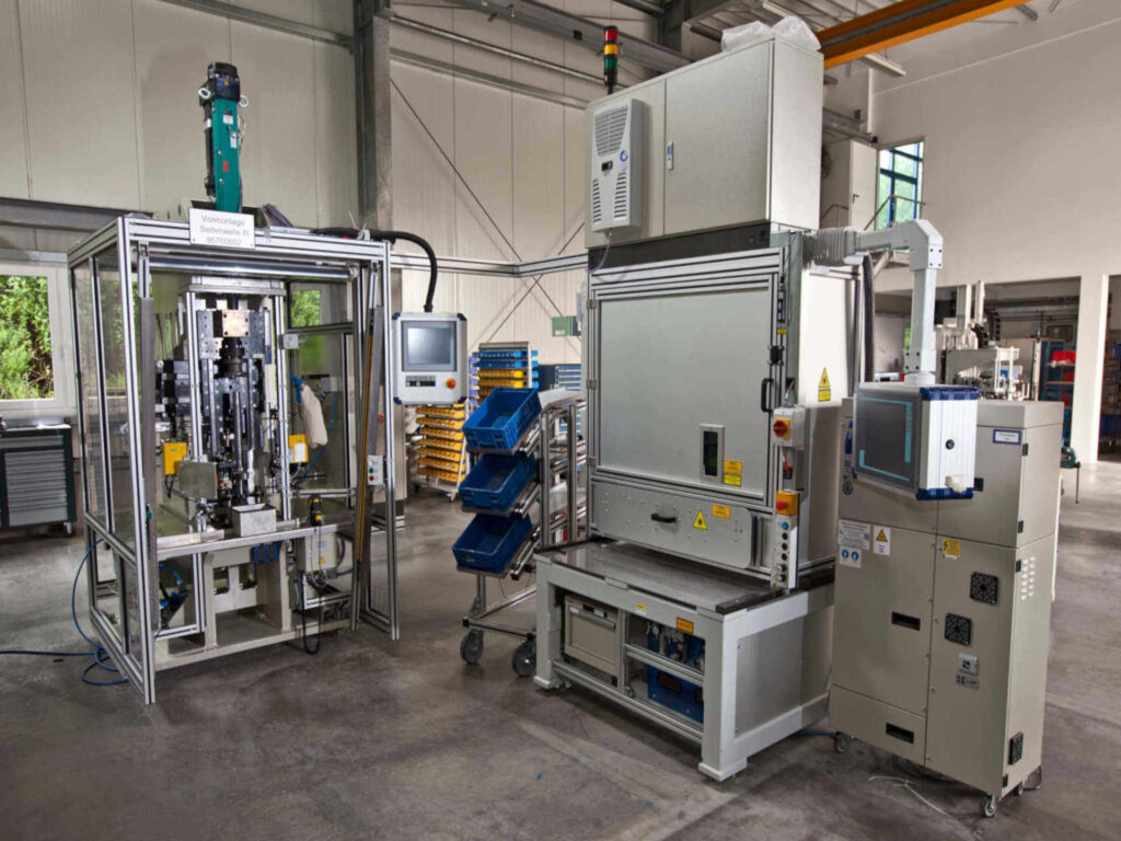 Außenansicht der kundenspezifischen Seitenwellen-Montageanlage von Ralf Lang Maschinenbau GmbH für automatisiertes Fügen und Prozessüberwachung.
