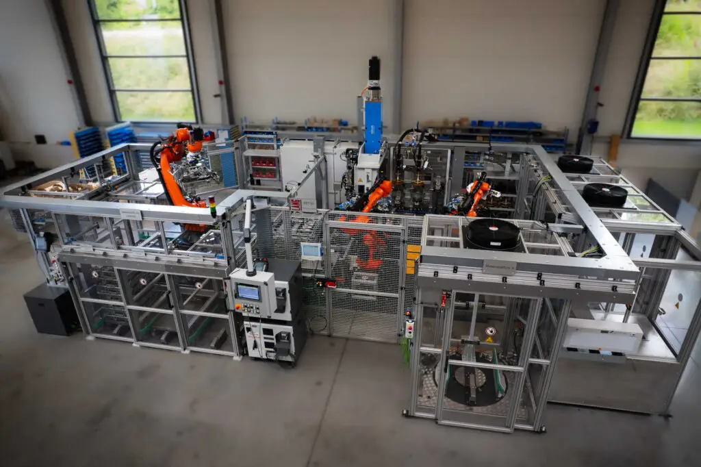 Außenansicht der automatisierten Zwischenwellen-Montageanlage von Ralf Lang Maschinenbau GmbH mit versetztem Blick von oben