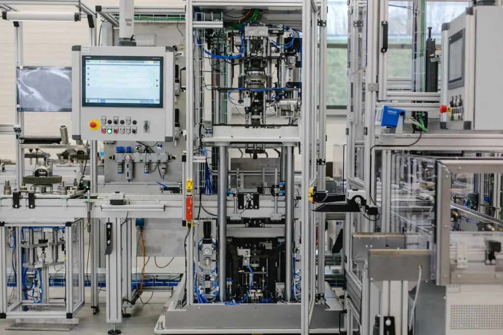 Detailansicht einer verketteten Prozessstation der Differentialmontagelinie von Ralf Lang Maschinenbau GmbH mit integrierter Montage- und Prüftechnik