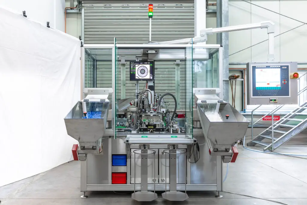 Außenansicht einer kompakten Montage- und Prüfanlage mit Inline-3D Prüfung für medizinische Präzisionsbaugruppen von Ralf Lang Maschinebau GmbH