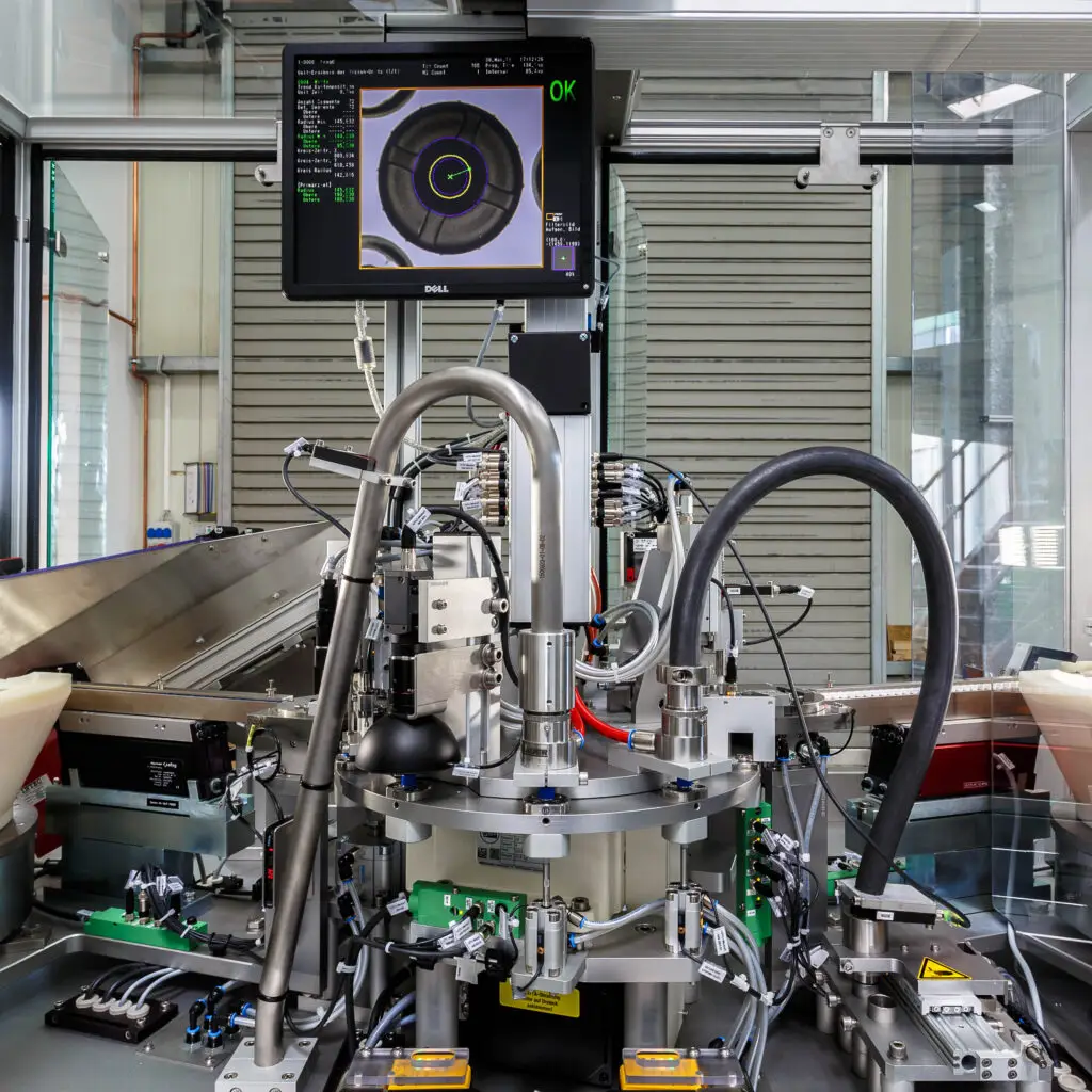 Innenansicht der Montage- und Prüfanlage zur automatisierten Montage medizinischer Präzisionsbaugruppen mit integrierter 3D-Inline Prüfung