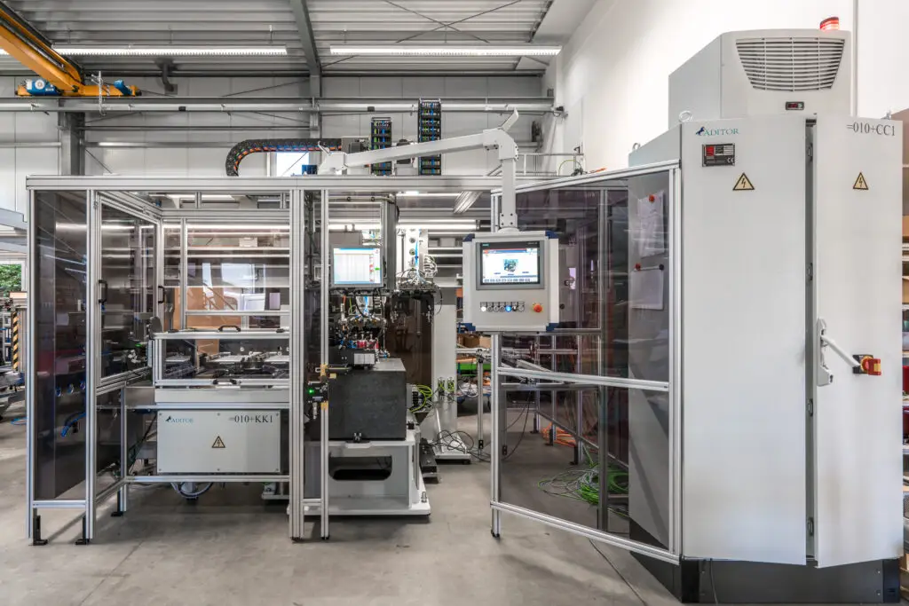 Inline-Messanlage zur µm-genauen Prüfung von Lagergassen, Durchmesser und Rundheit an Nockenwellenrahmen, dargestellt in der Außenansicht.