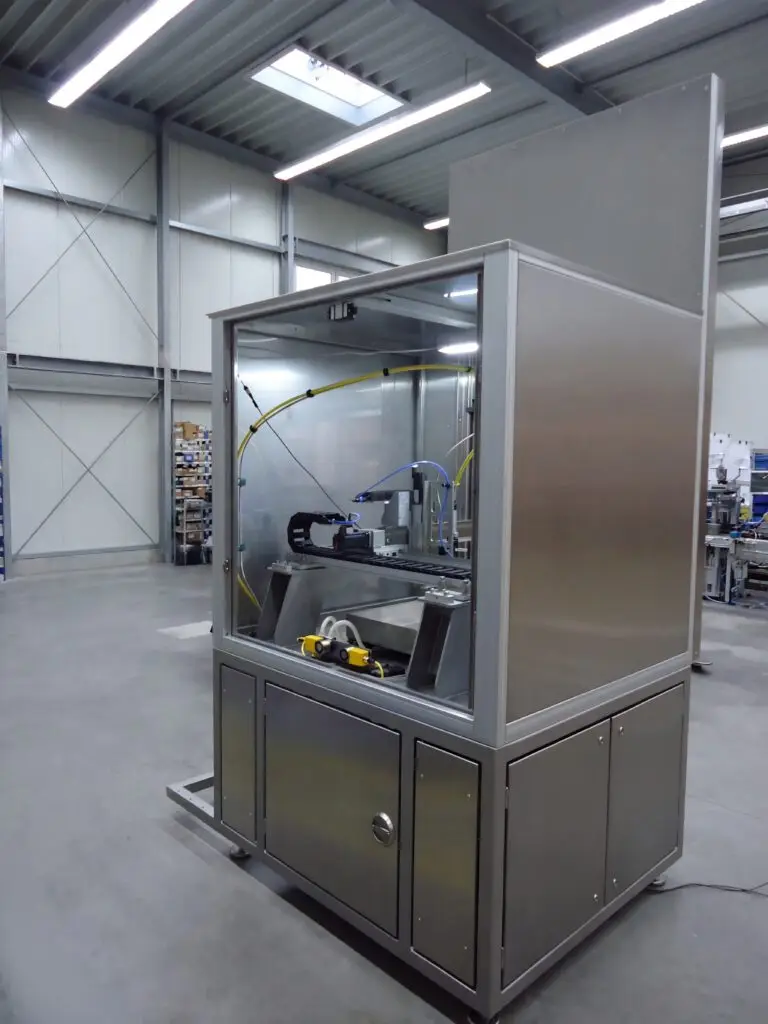 Rückansicht einer Laserschweißanlage mit integrierter Steuerungs- und Versorgungstechnik für die Medizintechnik