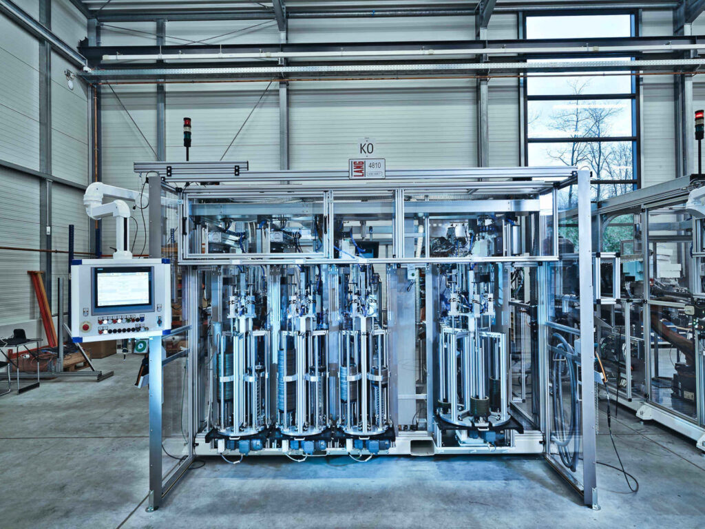 Mess- und Paketieranlage für Kupplungslamellen mit Triangulationslaser und automatischer Bestimmung der Einstelllamelle