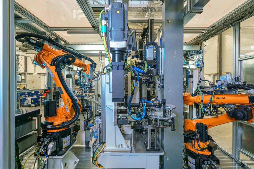 Innenansicht der Mess- und Paketieranlage für Kupplungslamellen mit Triangulationslaser und automatischer Bestimmung der Einstelllamelle.