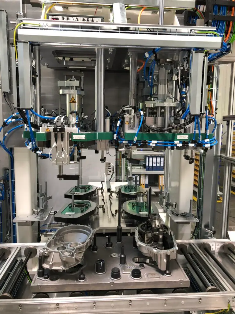 Innenansicht der Messmaschine zur Vermessung von Gehäuse und Wellenpaket im Elektroantrieb unter Belastung.