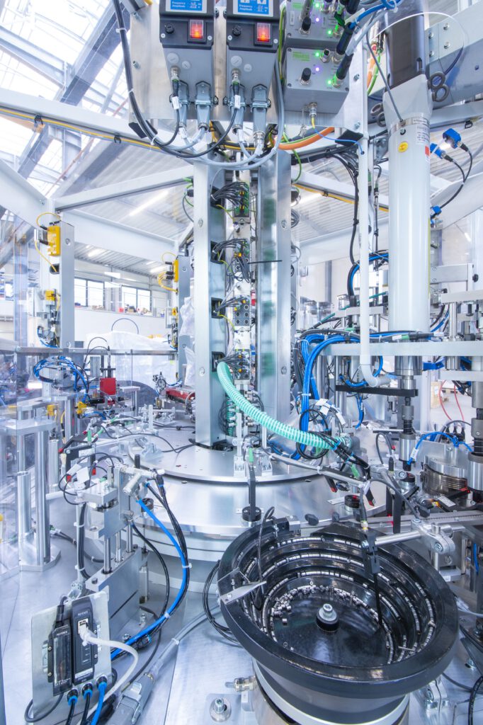 Detailansicht im Innenbereich der Montage- und Prüfanlage für medizinische Ventilbaugruppen mit automatisierter Teilezuführung und prozesssicherer Handhabung