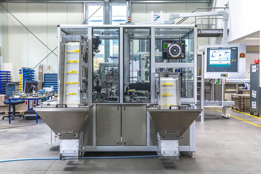 Außenansicht einer kundenspezifischen O-Ring-Montageanlage für medizinische Baugruppen von Ralf Lang Maschinenbau GmbH