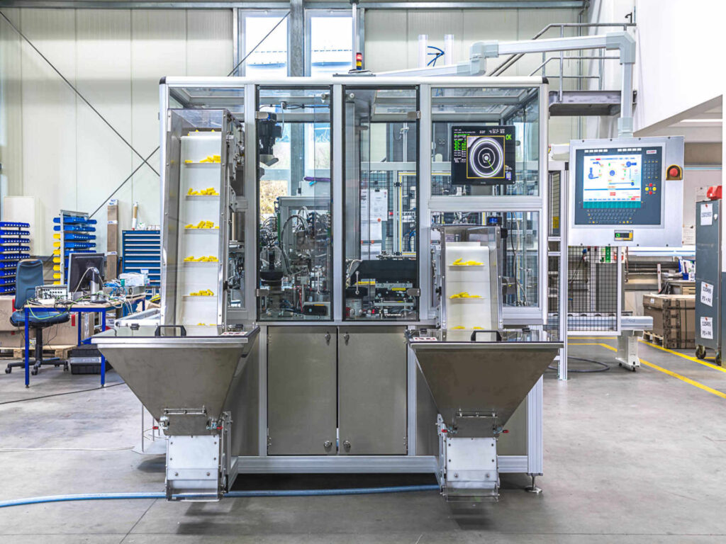 Außenansicht einer kundenspezifischen O-Ring-Montageanlage für medizinische Baugruppen von Ralf Lang Maschinenbau GmbH