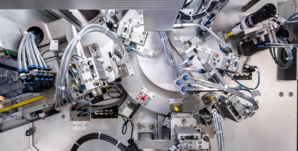 Innenansicht von oben auf die automatisierte O-Ring Montageanlage für medizinische Baugruppen mit Zuführung, Vereinzelung und Kameraprüfung