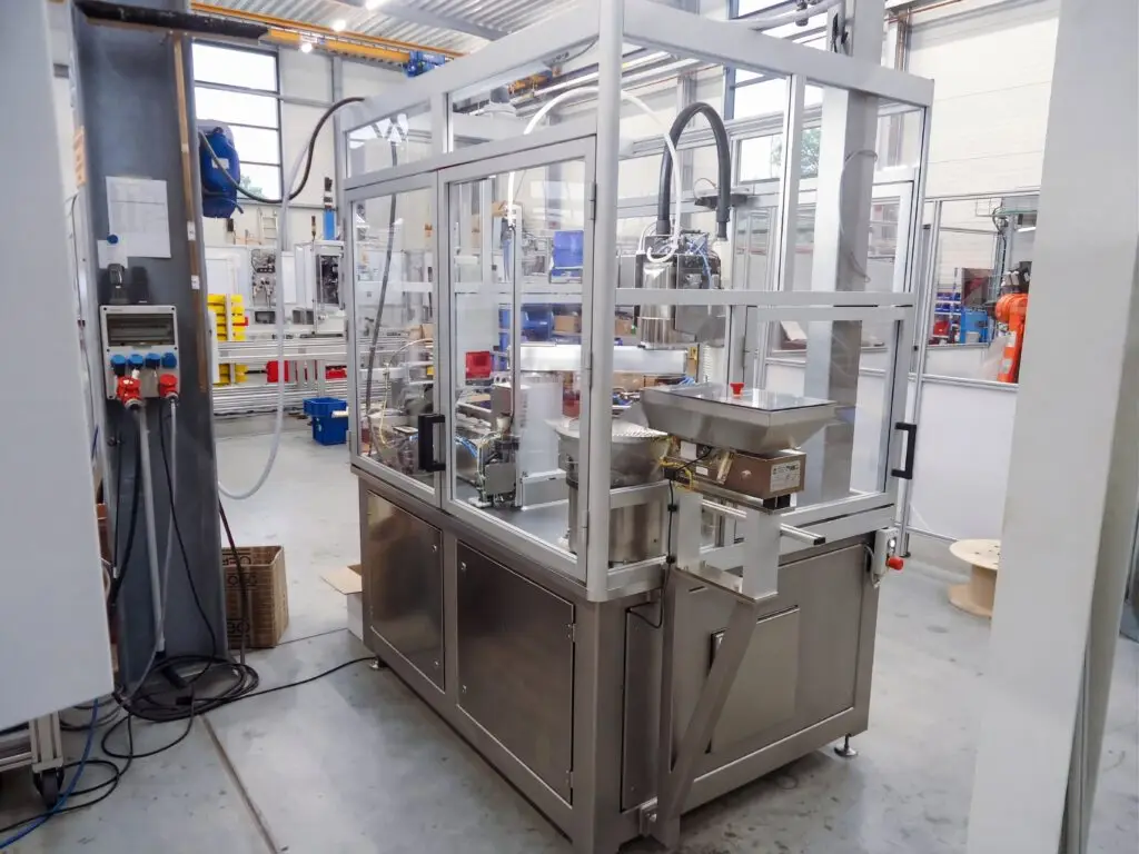 Außenansicht der kundenspezifischen Verpackungsmaschine für medizinische Komponenten im Reinraumumfeld
